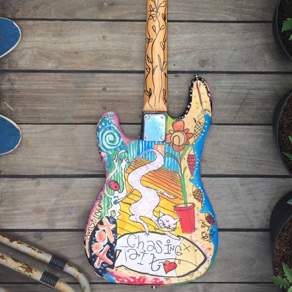 HAND PAINTED BASS GUITAR - Picture 3 of 8